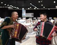 آوای آشنا در سفر به دوردست‌ها؛ «تاچِنگ»، شهر آکاردئون‌های چین